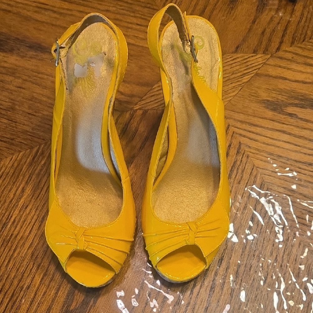 Seychelles Elegant Yellow Slingback Peep-Toe Heels